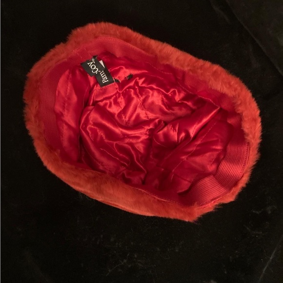 2000’s y2k faux fur red lined winter hat - Picture 2 of 2
